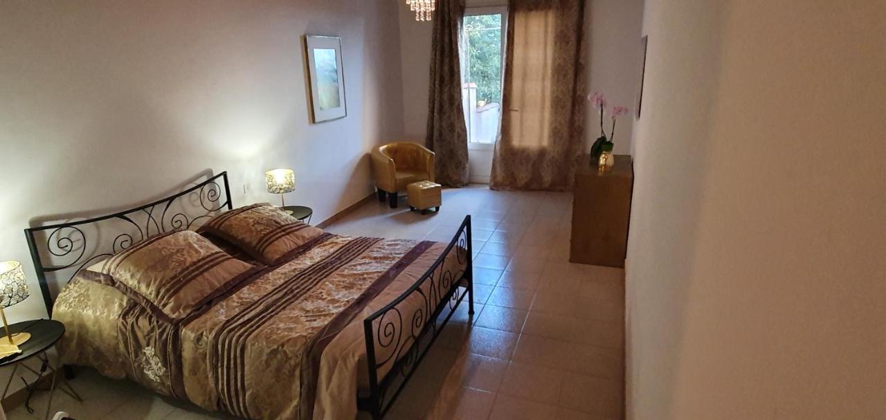 Bed and Breakfast Chez Isabelle Luri Exterior foto